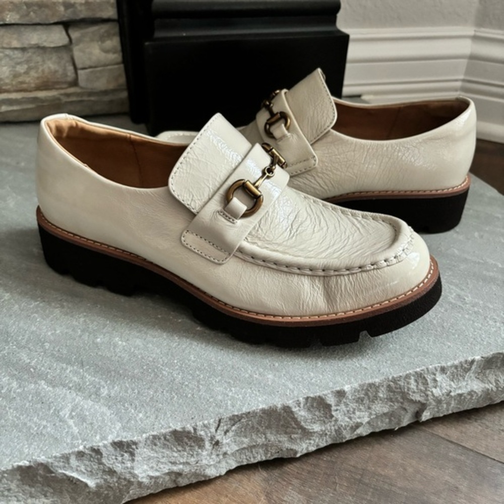 Sofft Women 7.5 Prewitt Tapioca Ivory‎ Crinkle Patent Leather Horse Bit Loafer